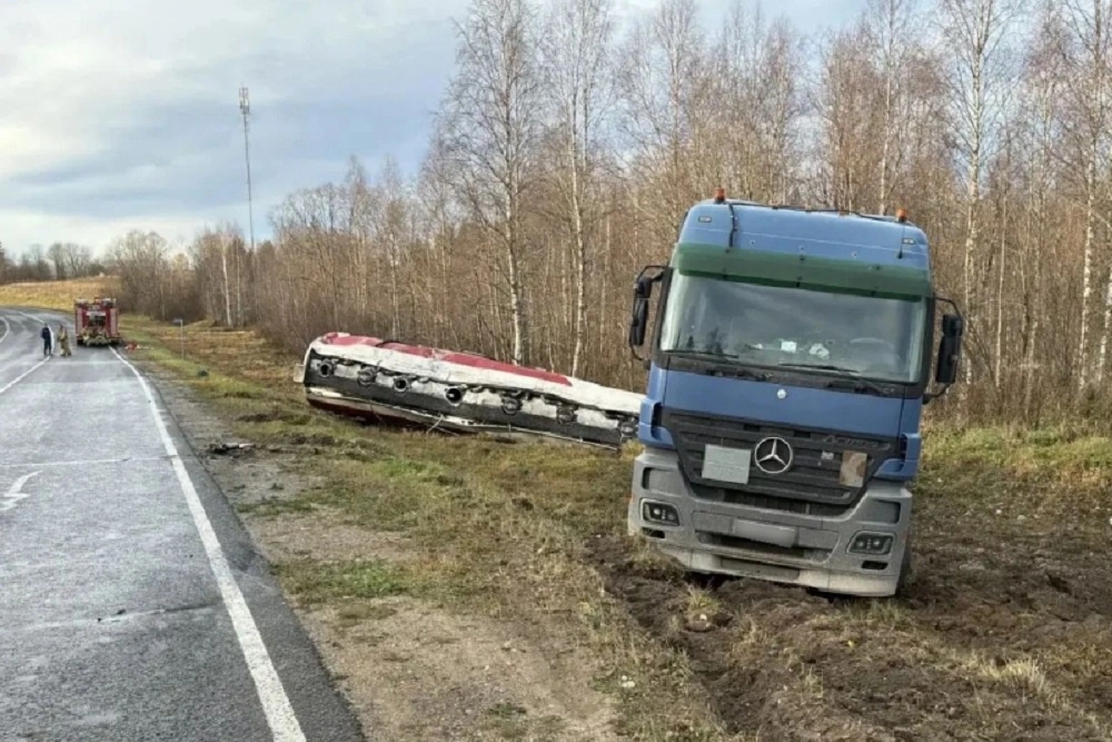 На трассе в Архангельской области произошел крупный разлив топлива