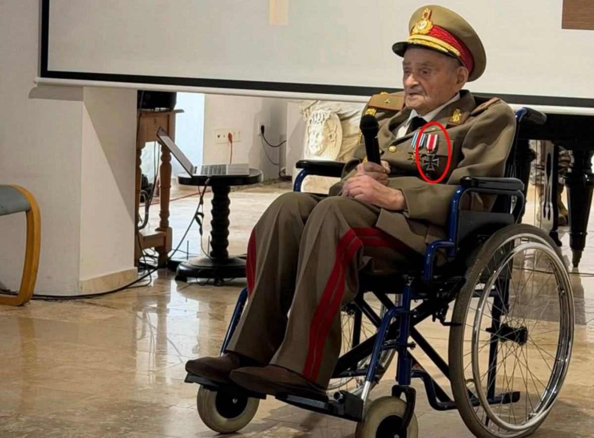В Румынии военные чествовали 111-летнего нациста с гитлеровским крестом на груди
