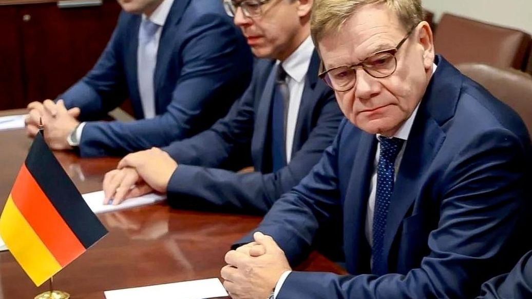 Захарова высмеяла Вадефуля за страх сфотографироваться с Лавровым