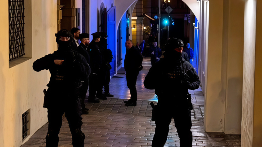 В Праге десятки протестующих пытались силой прорваться в парламент Чехии