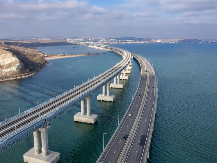 Почти 300 автомобилей собралось 23 октября в пробке возле Крымского моста