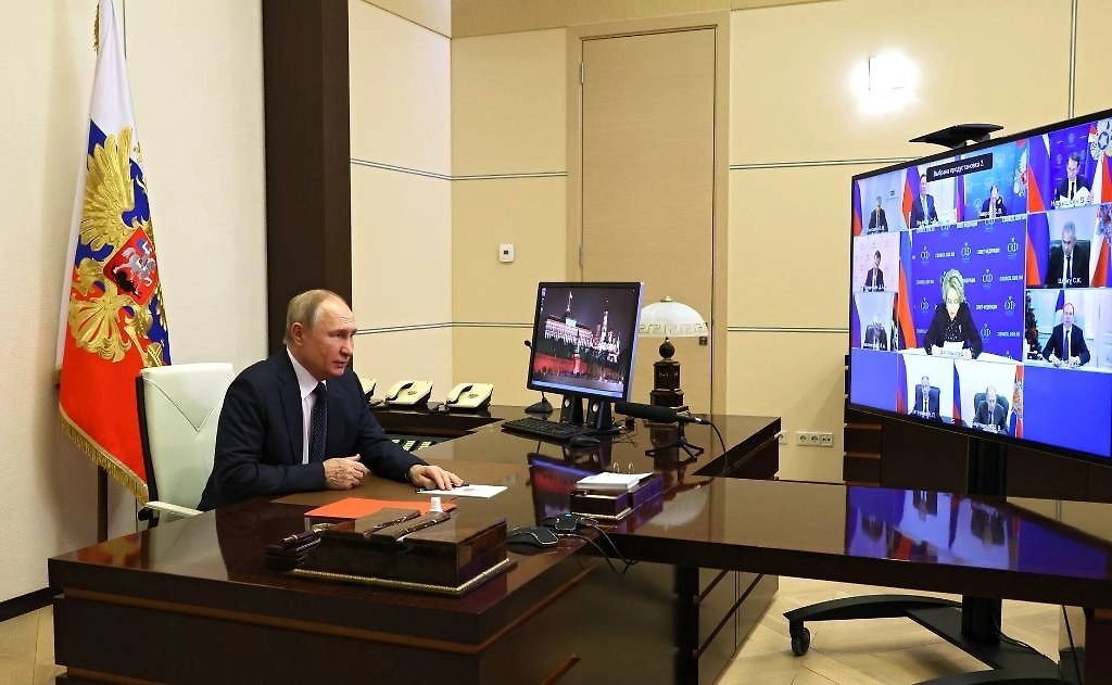 «Думает больше нас»: Пескова поражает феноменальная работоспособность Путина