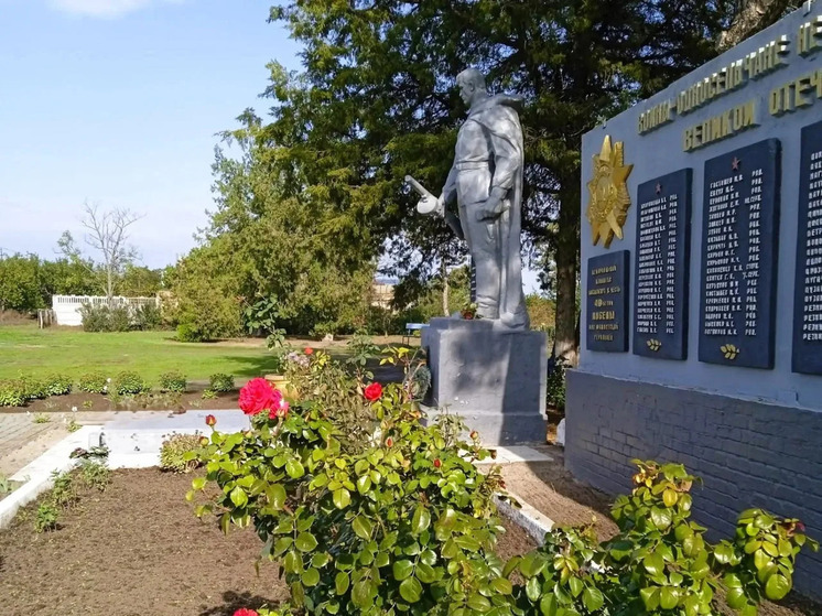В Троицком привели в порядок памятник и воинское захоронение