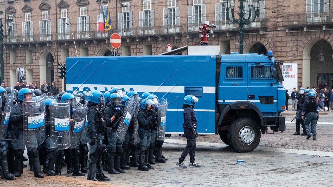 ANSA: правоохранители Италии задержали 110 несовершеннолетних демонстрантов