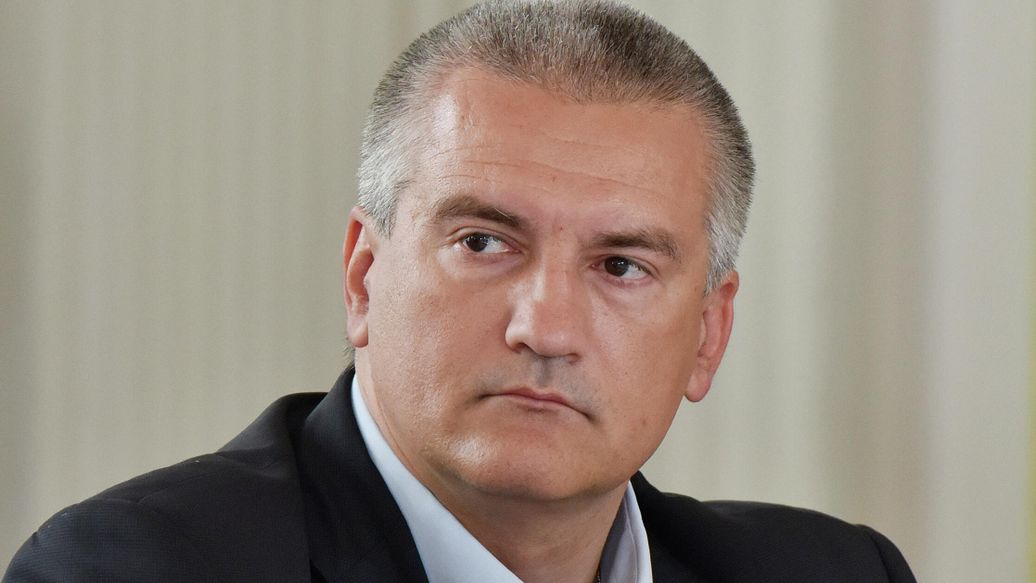 Аксенов потребовал увольнять крымских чиновников после трех выговоров