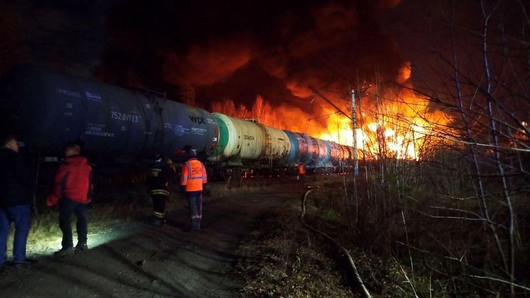 На Урале приостановили движение грузовых поездов после схода вагонов