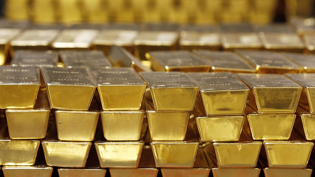 Биржевая цена на золото опустилась ниже 3900 долларов за унцию