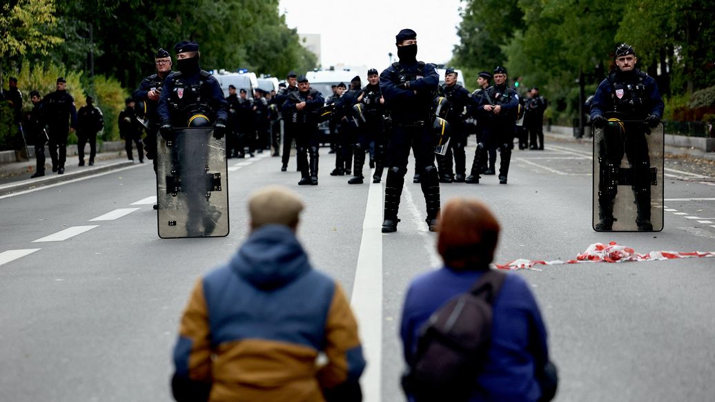 Учительница из Франции пожаловалась на избиение полицией ее сыновей