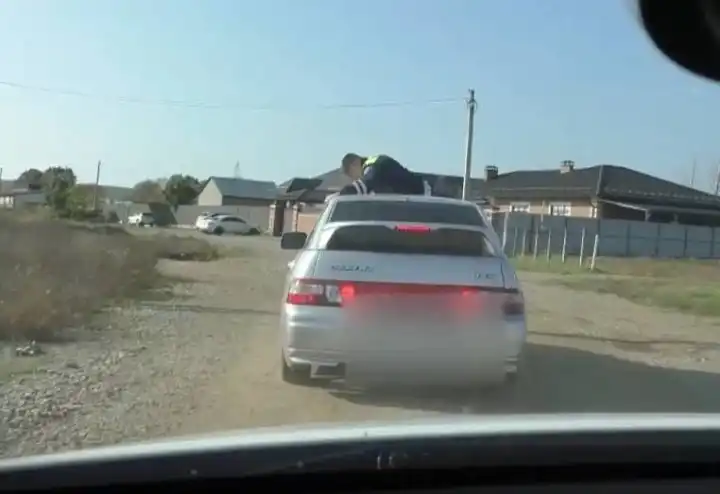 В Майкопе подросток за рулём попытался уйти от погони с гаишником на капоте