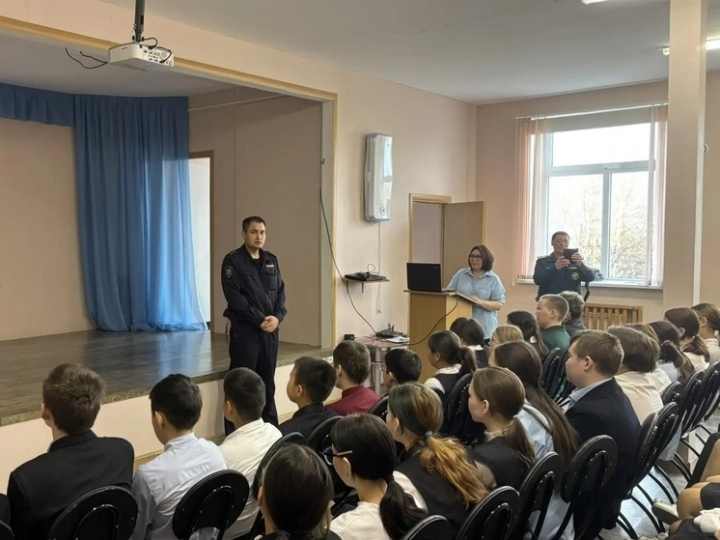 В селе Ома полицейский рассказал школьникам о вреде наркотиков