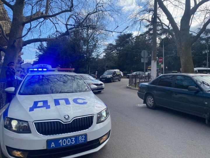 Под Симферополем женщина погибла после двойного наезда