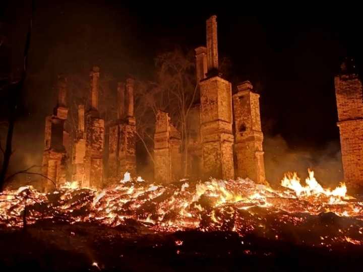 В Шенкурском округе загорелась заброшенная школа
