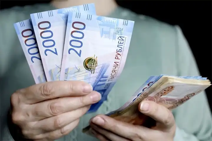 Пенсии работающим пенсионерам в 2026 году: кому и на сколько повысили выплаты