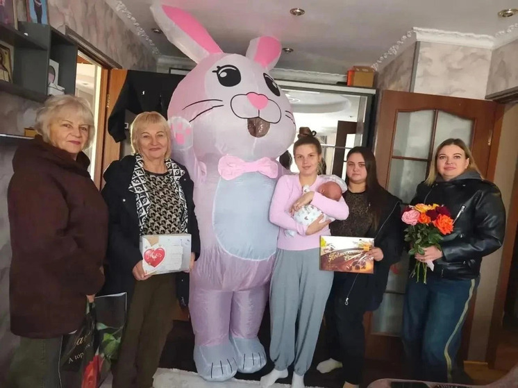 В Кленовом не стали ждать повода: ТОС поздравил семью с пополнением