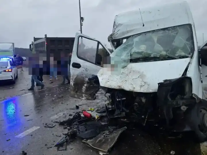 На Ставрополье 12 человек пострадали при столкновении маршрутки с самосвалом