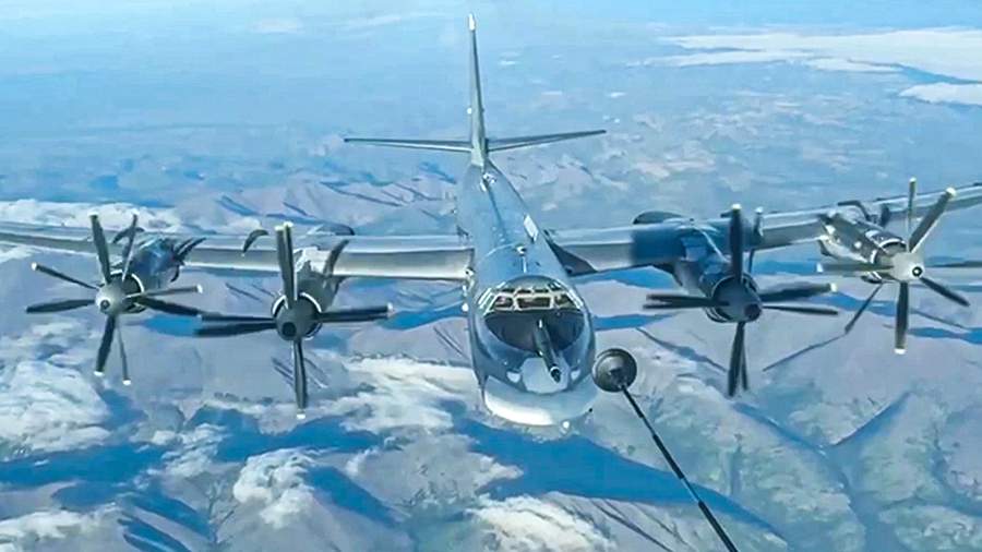Российские Ту-95МС выполнили полет над водами Берингова и Чукотского морей