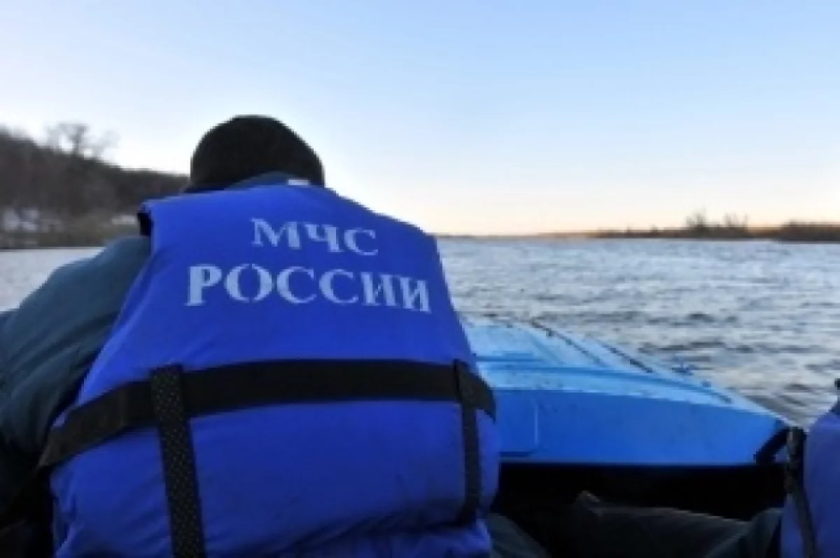 Спасатели ищут пропавшего в Охотском море рыбака