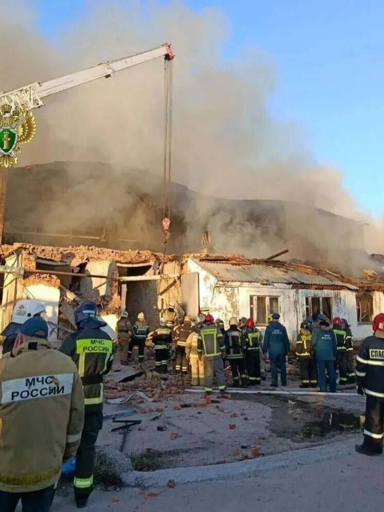 С пожара в Иванове из-под завалов выносят погибшего пожарного