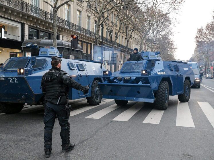 У Елисейского дворца заметили бронемашины на фоне протестов в Париже