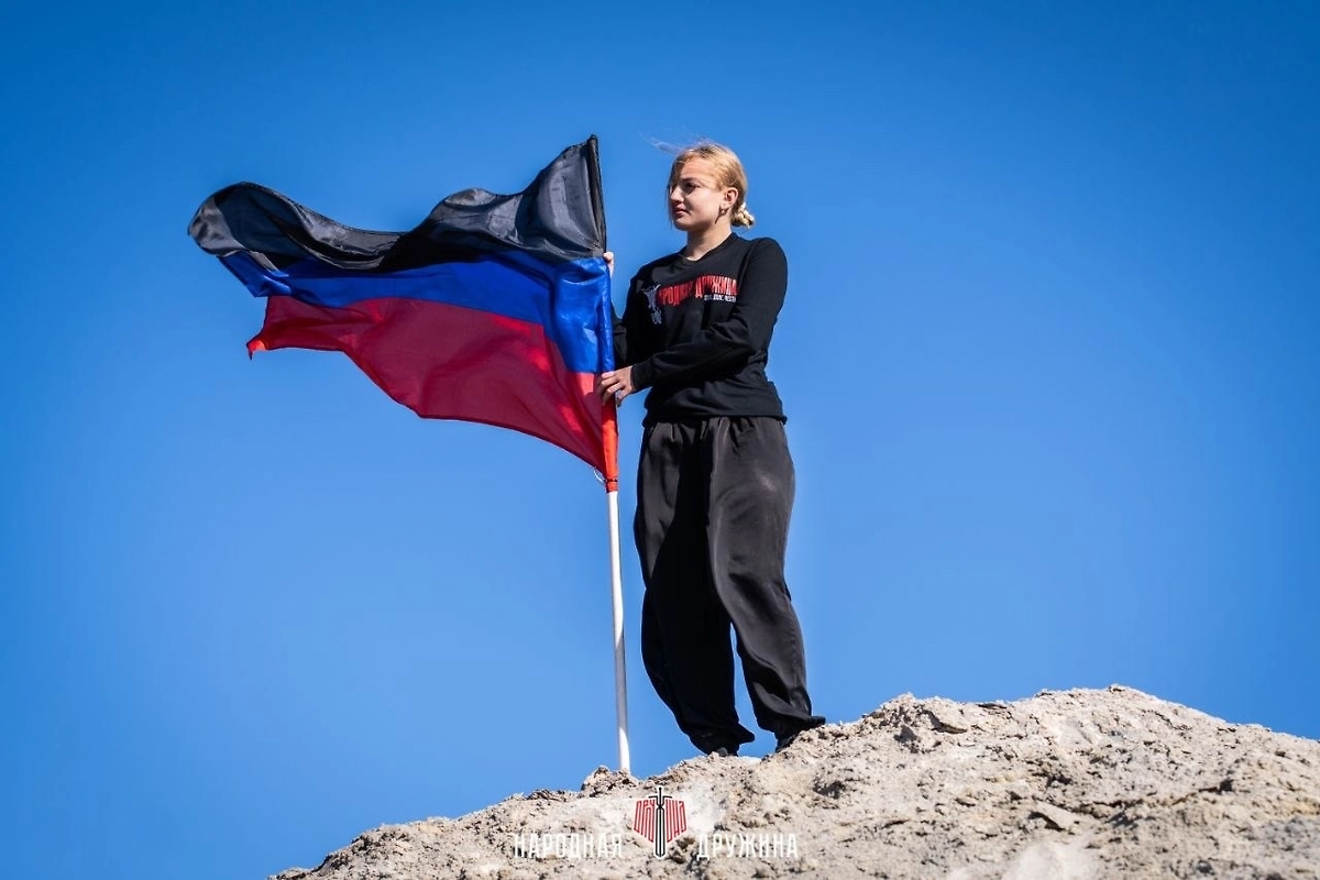 Ради мамы и шахтёров на передовой: 16-летняя школьница подняла флаг ДНР на рекордную высоту