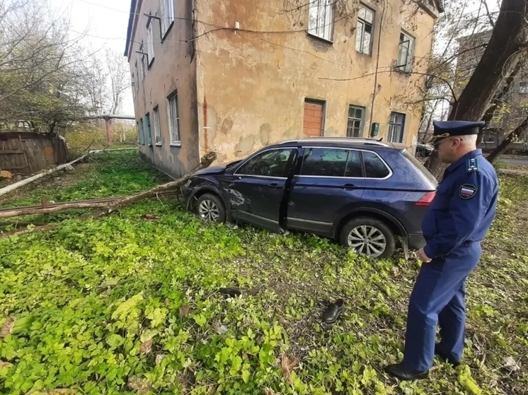 В Калуге водитель Volkswagen врезался в дом и погиб