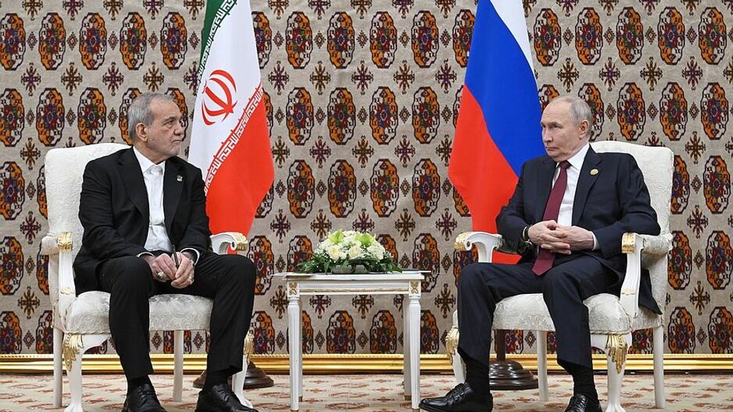 Путин на полях ФСЭГ встретился с Пезешкианом