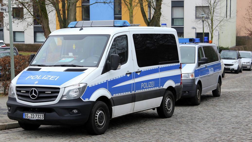 В Германии автомобиль въехал в толпу людей, есть пострадавшие