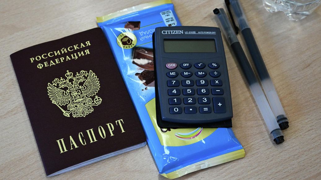 Рособрнадзор не планирует менять список вещей, разрешенных на ЕГЭ-2027