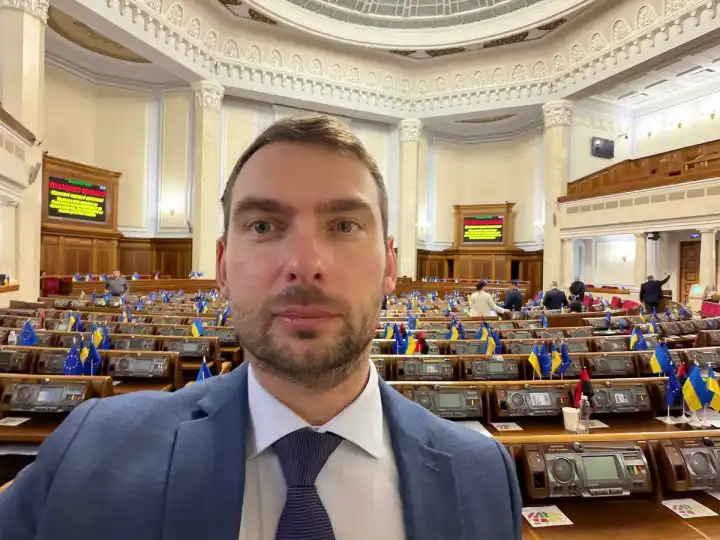 «Позиция всего парламента»: В Раде аплодировали оговорке депутата о повышении собственных зарплат