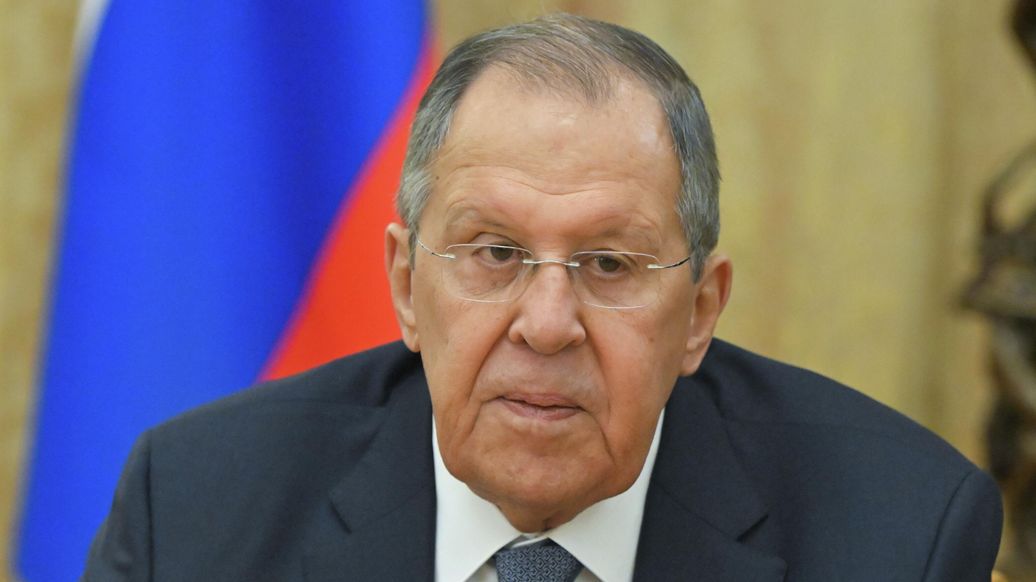 Запад обрекает себя на изоляцию, объявляя Россию врагом, заявил Лавров