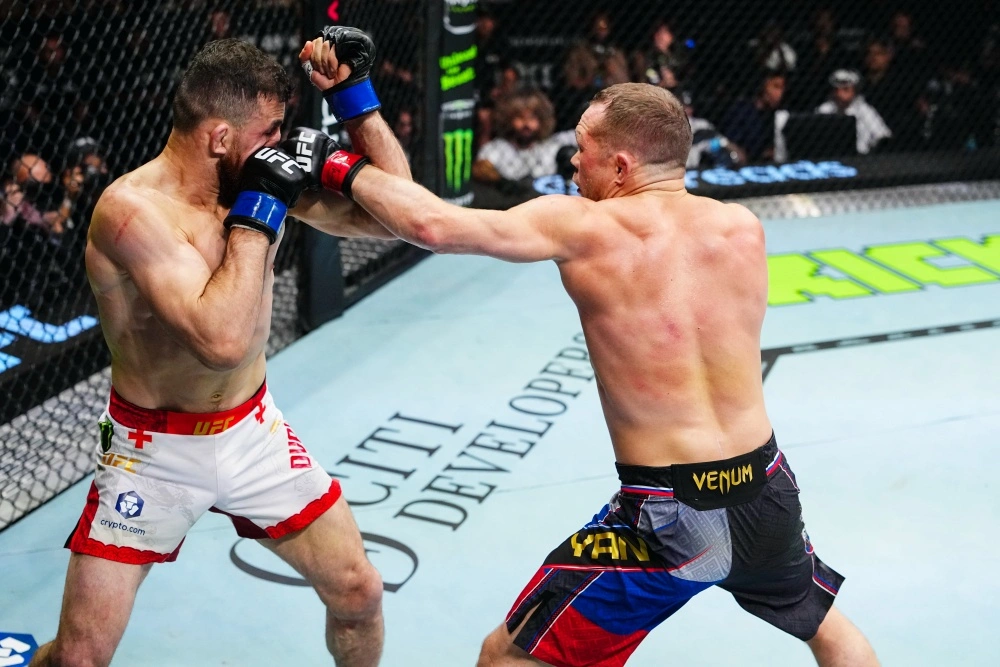 Петр Ян защитил титул чемпиона UFC, одержав победу над грузином Двалишвили