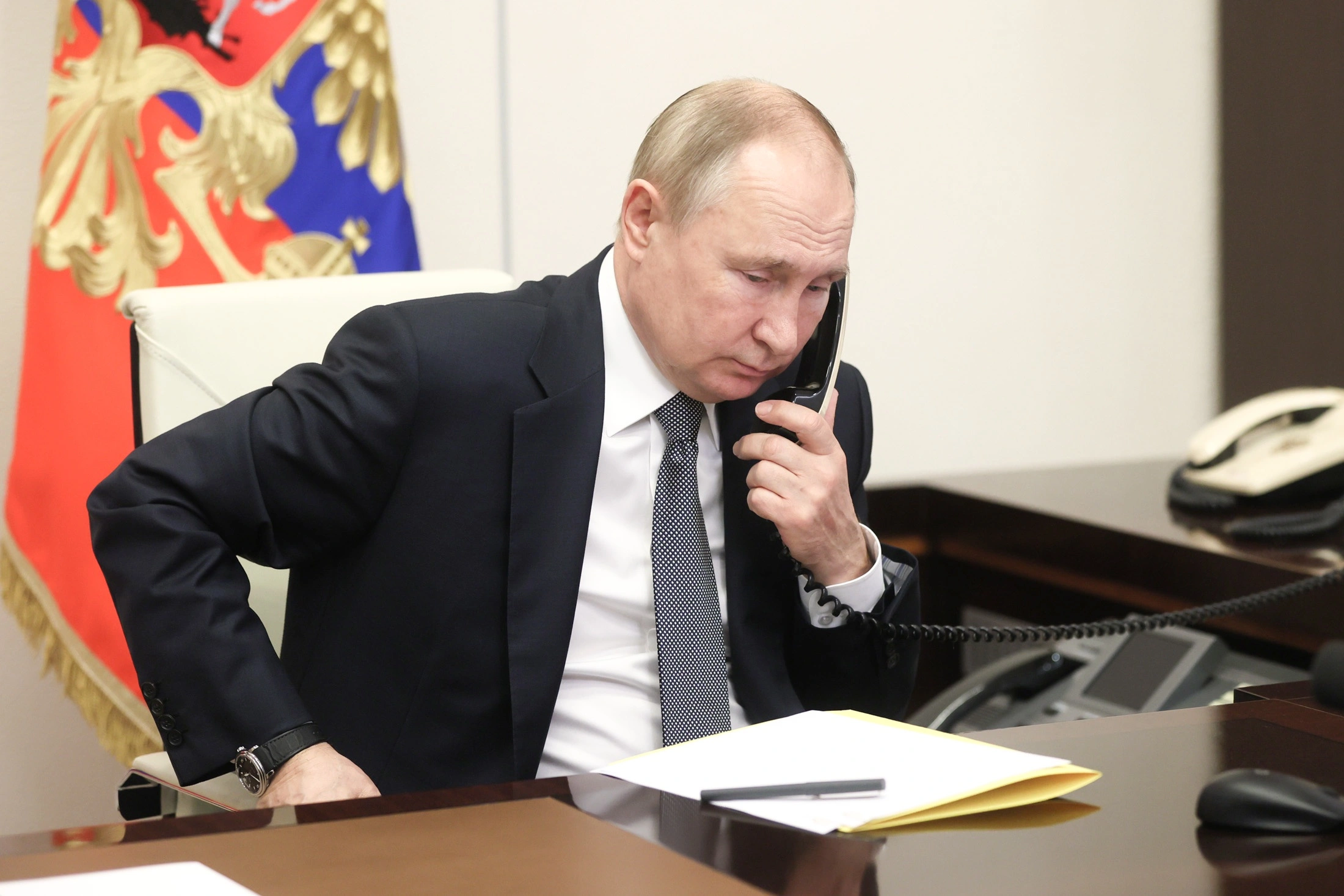 Песков сообщил, что Путин провел разговор с лидерами Финляндии и Норвегии