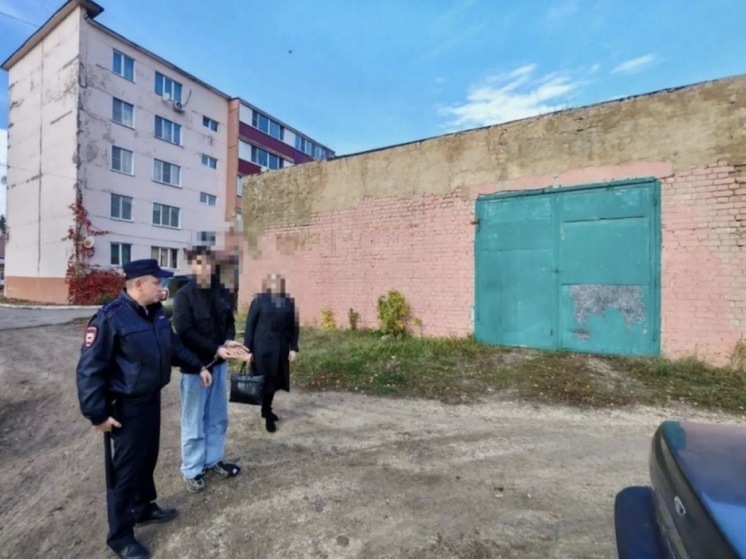 В Орловской области с поличным задержали курьера мошенников