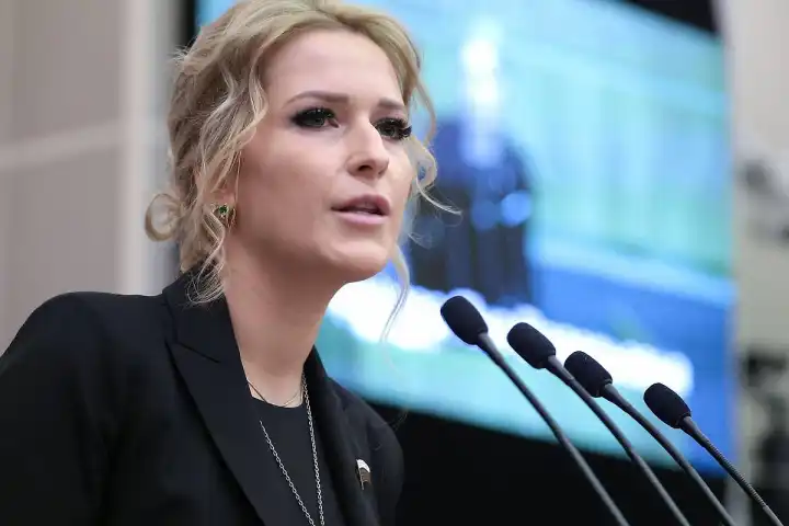 Лантратова вылетела в Алёшки с иностранными журналистами на гуманитарную миссию