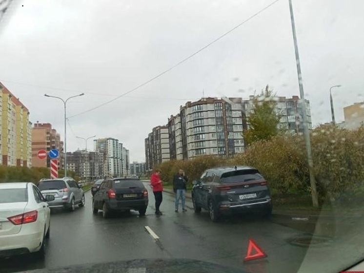 ДТП случилось у Ледового дворца в Пскове