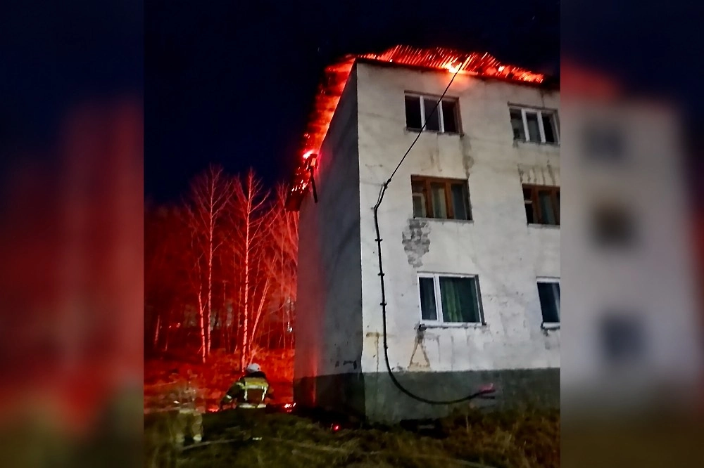 На Сахалине загорелась крыша многоквартирного дома на площади 800 «квадратов»