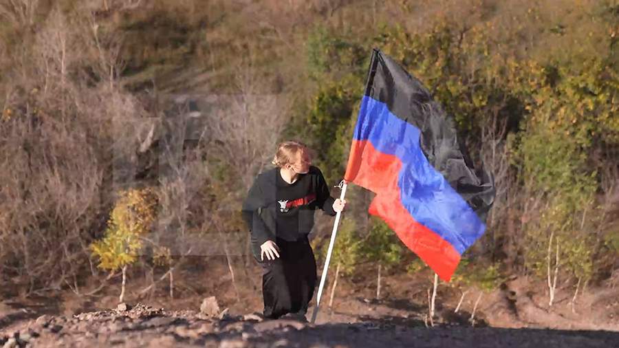Активистка водрузила флаг ДНР на терриконе шахты в Донецке