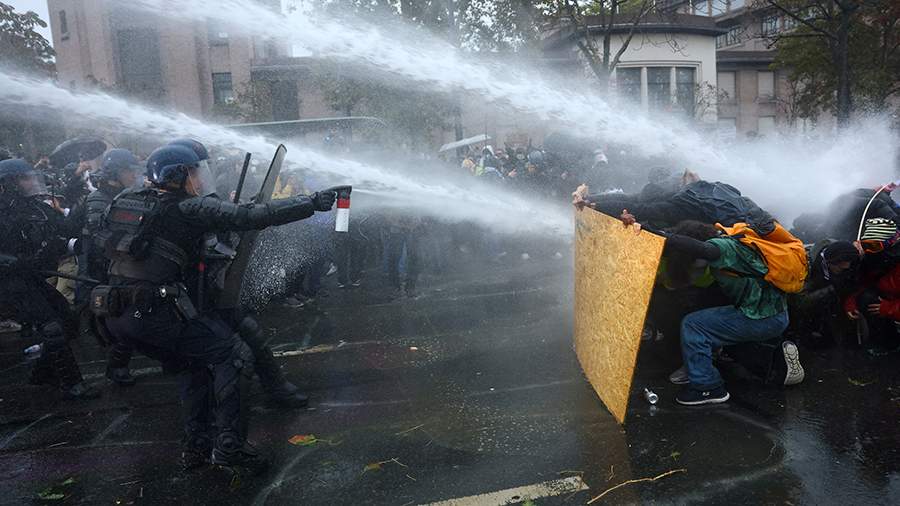 Во Франции полиция применила водометы для разгона протестующих