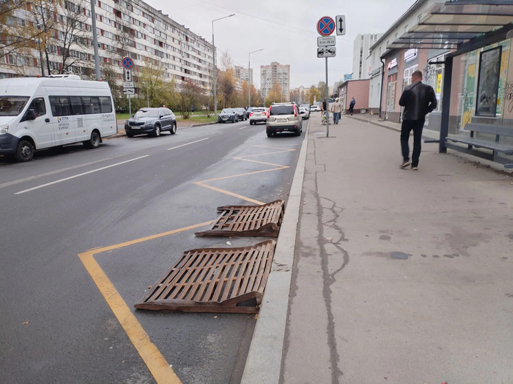 Магазинные пандусы заняли автобусную остановку на Ивана Фомина