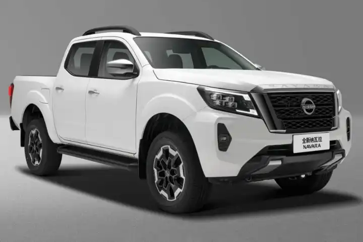 В РФ начались продажи надежного японского пикапа: дизель, 4WD, "механика"