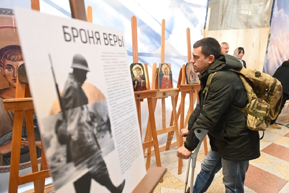 В Хабаровске открылась выставка икон, написанных на бронепластинах