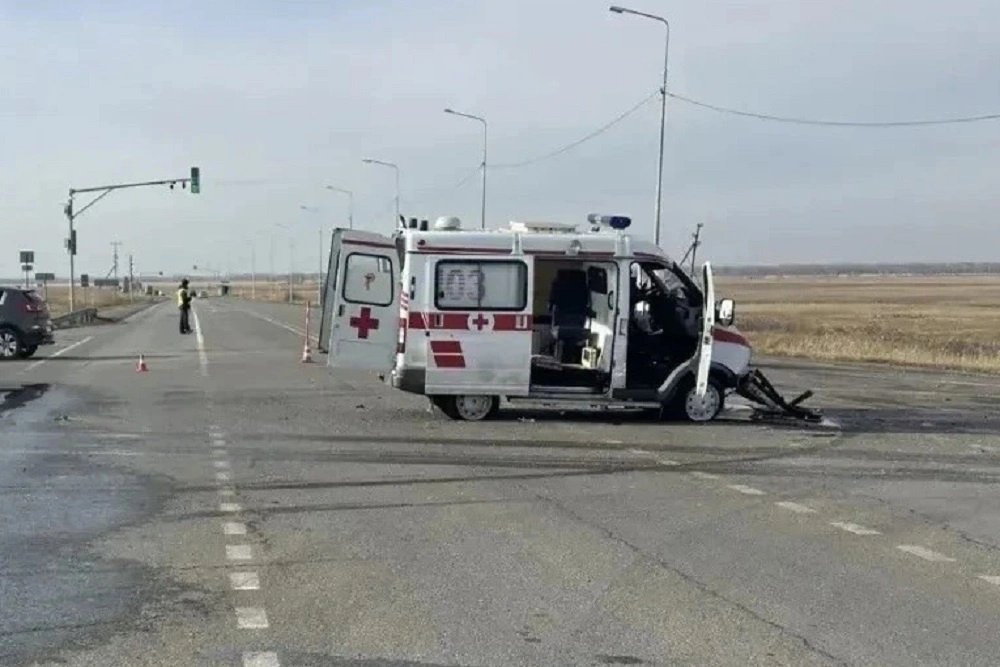 Фельдшер, пациент и водители пострадали в ДТП со скорой помощью в Омской области