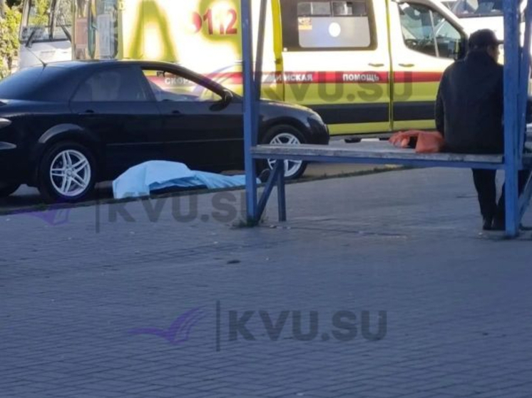 В Шахтах на дороге рядом с автобусной остановкой обнаружили погибшего