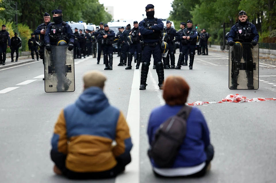 По всей Франции мобилизованы 70 тысяч полицейских: страна готовится к крупнейшим уличным протестам