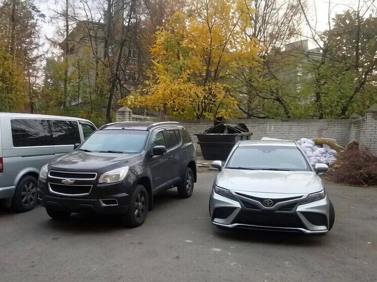Чтобы мусор вывозили вовремя: теперь на любителей парковаться у контейнеров можно пожаловаться