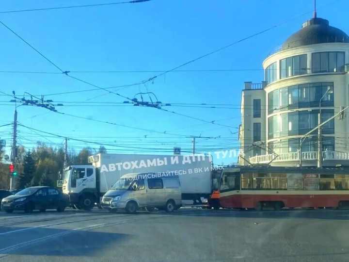 Туляки засняли последствия массового ДТП с трамваем, грузовиком и легковушкой