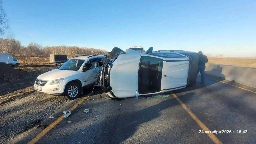Под Челябинском легковушка врезалась в автобус с детьми и ещё две машины