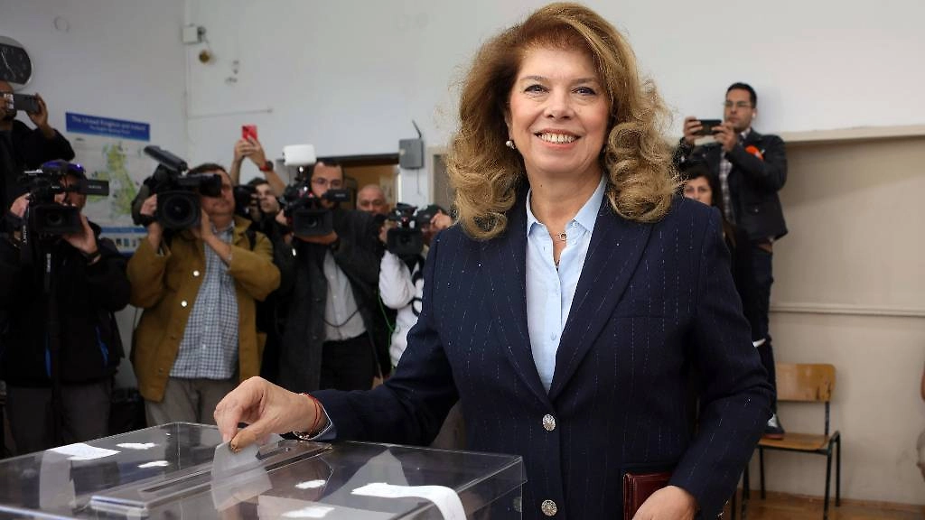 Действующий президент Болгарии Йотова лидирует на выборах по данным экзитпола