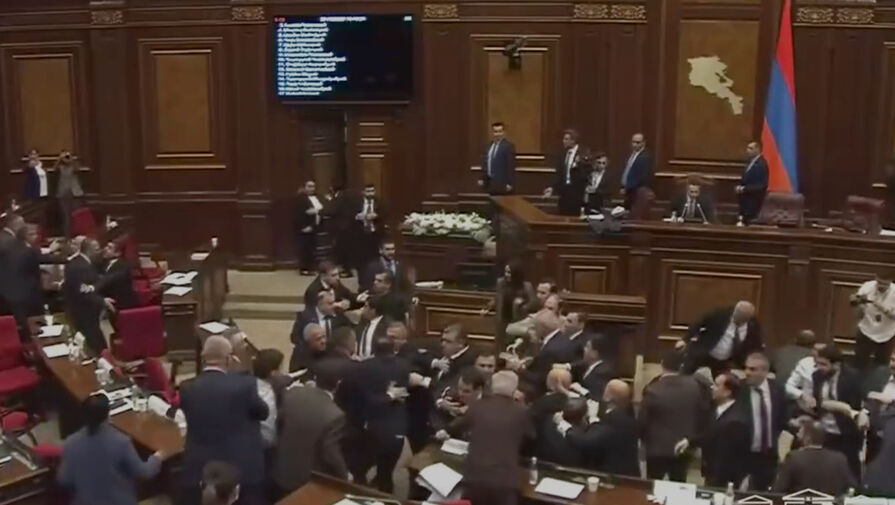 В парламенте Армении произошла массовая драка между депутатами во время заседания