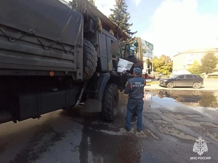 Узловские спасатели отправили бойцам в ДНР сапоги, стройматериалы и инструменты
